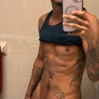 ELEGANTE JOVEN DE COLOR DEL HERMOSO CUERPO NATURAL