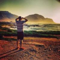 CHICO MORENITO BUSCO MUJERES